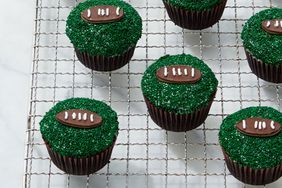 football-cupcakes-0208-d112594.jpg